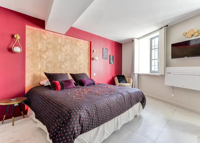 Les Gites De Laure - O Lit Divin, Instant De Volupte, Balneo Sauna, Climatisation, Netflix, 160M De La Cite Medievale